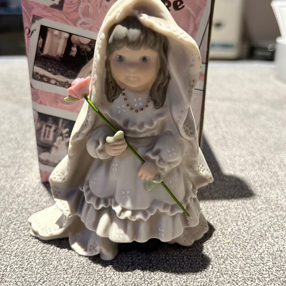 Figurine (pretty as a picture)